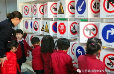 民警小姐姐照顾宝宝视频