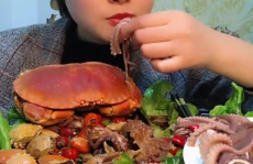 小姐姐海鲜爆头,小姐姐爆头瞬间，惊呆众人！